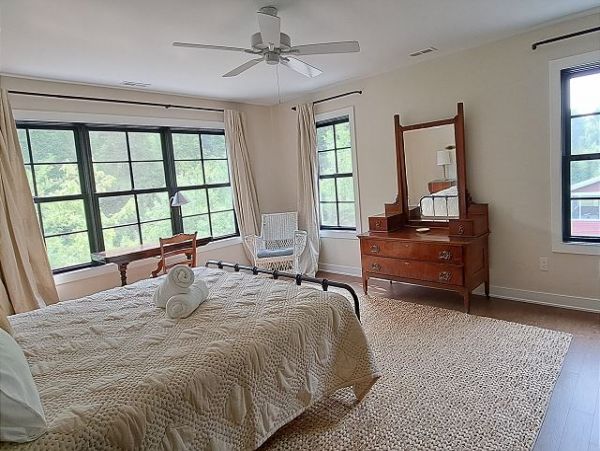 Lakeside Vacation Home Six Bedroom Walk to Beach