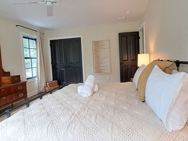 Lakeside Vacation Home Six Bedroom Walk to Beach