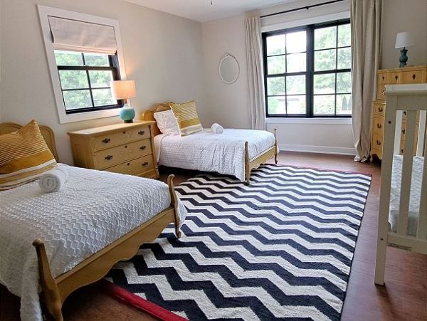 Lakeside Vacation Home Six Bedroom Walk to Beach