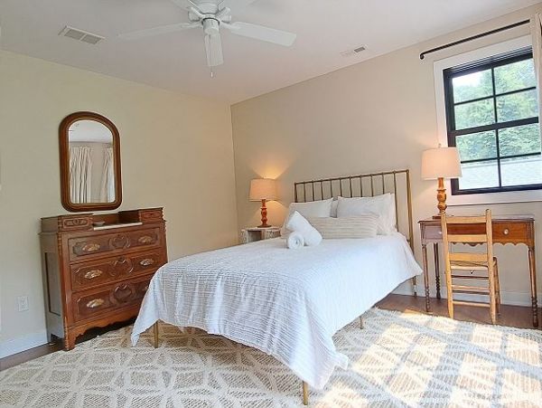 Lakeside Vacation Home Six Bedroom Walk to Beach
