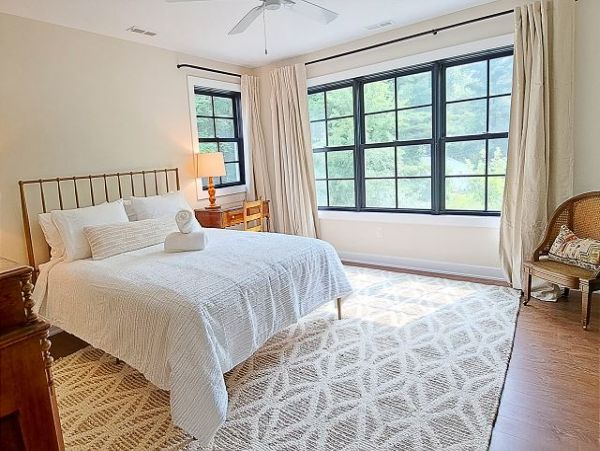 Lakeside Vacation Home Six Bedroom Walk to Beach
