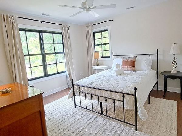 Lakeside Vacation Home Six Bedroom Walk to Beach