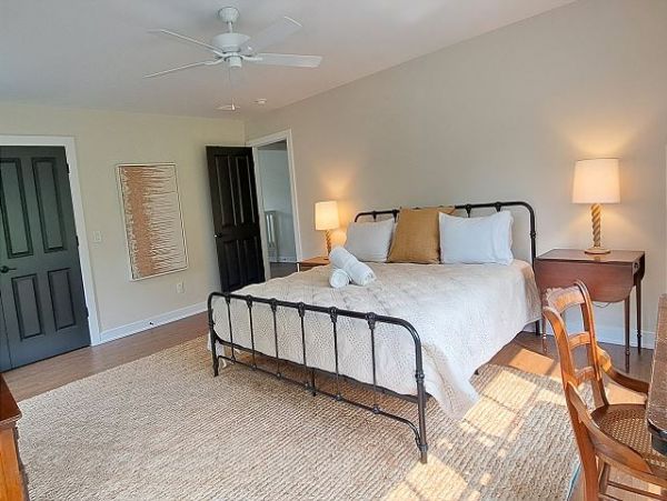 Lakeside Vacation Home Six Bedroom Walk to Beach