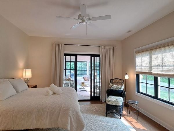 Lakeside Vacation Home Six Bedroom Walk to Beach