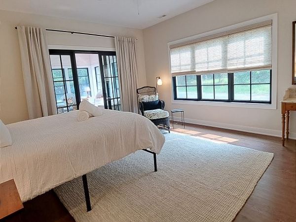 Lakeside Vacation Home Six Bedroom Walk to Beach