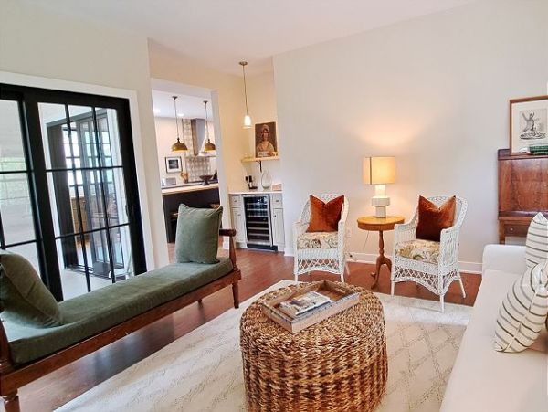 Lakeside Vacation Home Six Bedroom Walk to Beach