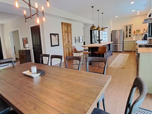 Lakeside Vacation Home Six Bedroom Walk to Beach