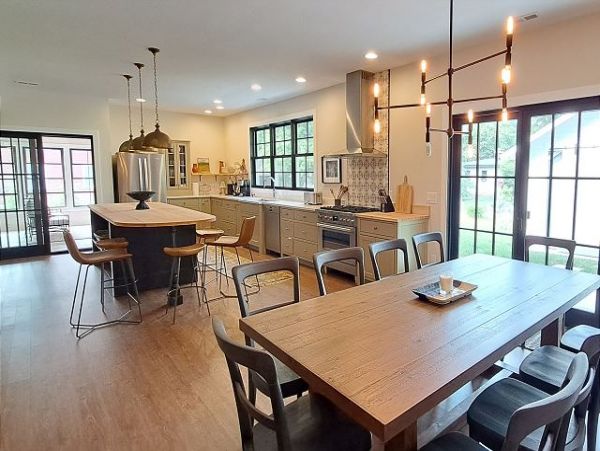 Lakeside Vacation Home Six Bedroom Walk to Beach