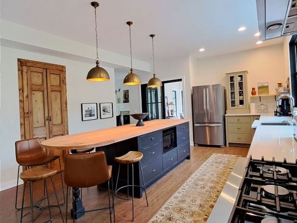 Lakeside Vacation Home Six Bedroom Walk to Beach