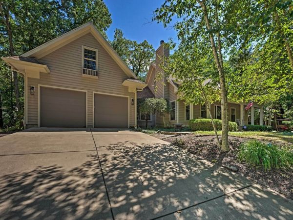 New Buffalo Vacation Home Walk to Beach Six Bedroom