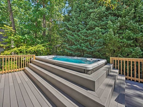 New Buffalo Vacation Home Walk to Beach Six Bedroom