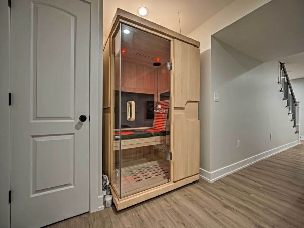New Buffalo Vacation Home Walk to Beach Six Bedroom
