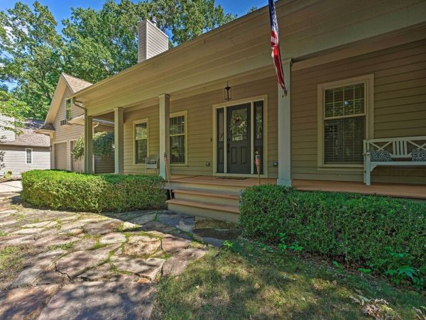 New Buffalo Vacation Home Walk to Beach Six Bedroom
