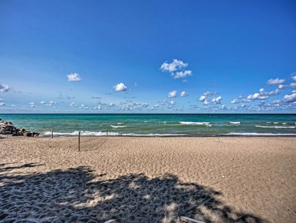 New Buffalo Vacation Home Walk to Beach Six Bedroom