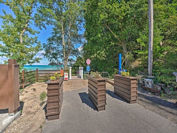 New Buffalo Vacation Home Walk to Beach Six Bedroom
