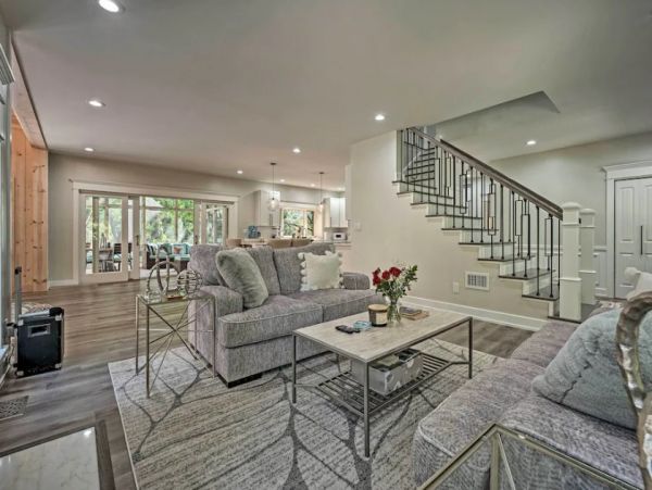 New Buffalo Vacation Home Walk to Beach Six Bedroom