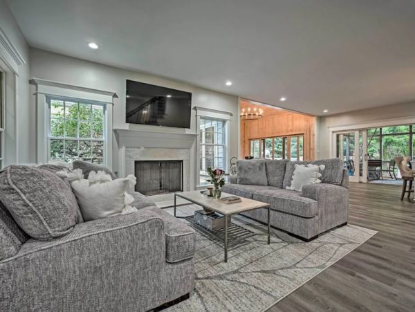 New Buffalo Vacation Home Walk to Beach Six Bedroom