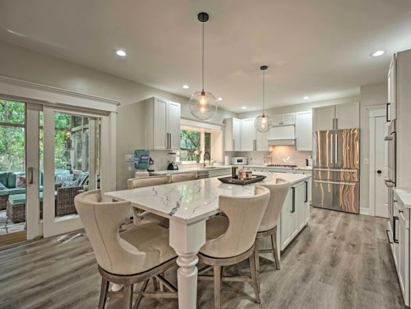 New Buffalo Vacation Home Walk to Beach Six Bedroom