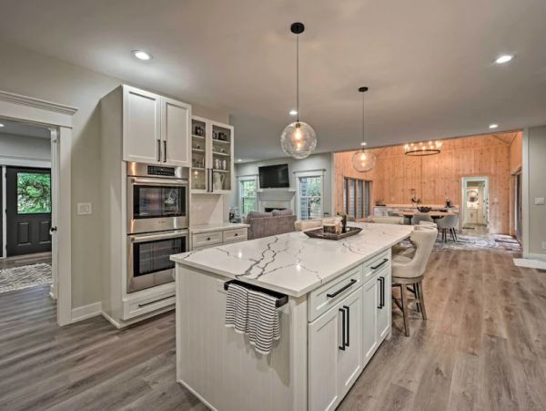 New Buffalo Vacation Home Walk to Beach Six Bedroom