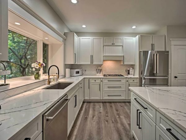 New Buffalo Vacation Home Walk to Beach Six Bedroom