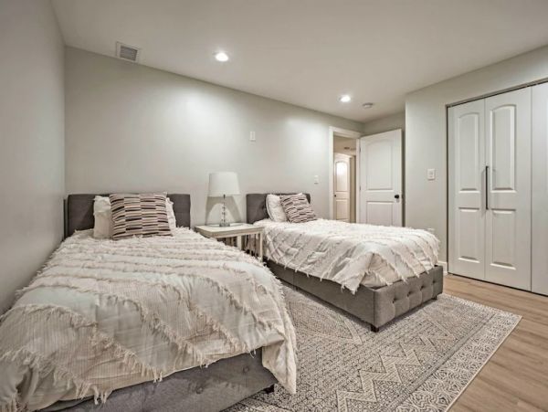 New Buffalo Vacation Home Walk to Beach Six Bedroom
