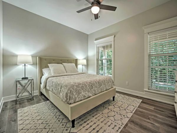 New Buffalo Vacation Home Walk to Beach Six Bedroom