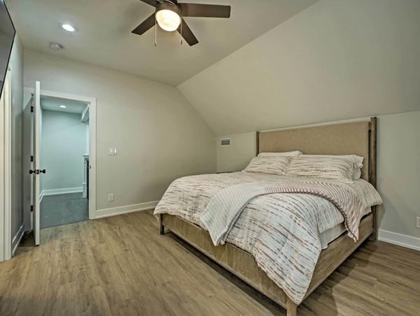 New Buffalo Vacation Home Walk to Beach Six Bedroom