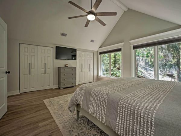 New Buffalo Vacation Home Walk to Beach Six Bedroom