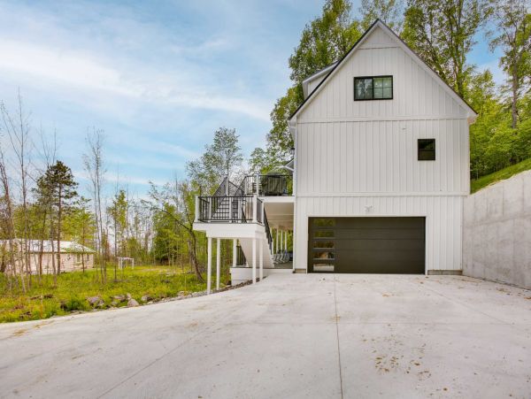 Five Bedroom Lake Front Home in Sutton Bay