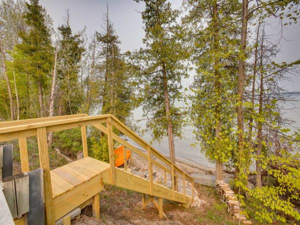 Five Bedroom Lake Front Home in Sutton Bay