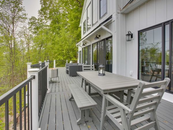 Five Bedroom Lake Front Home in Sutton Bay