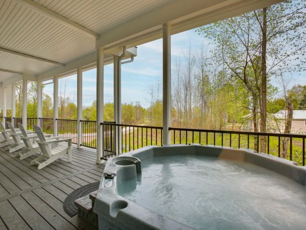 Five Bedroom Lake Front Home in Sutton Bay