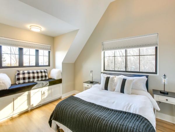 Five Bedroom Lake Front Home in Sutton Bay