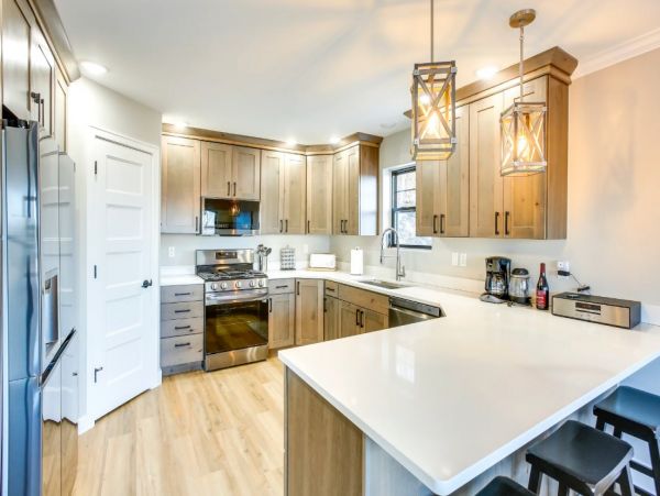 Five Bedroom Lake Front Home in Sutton Bay