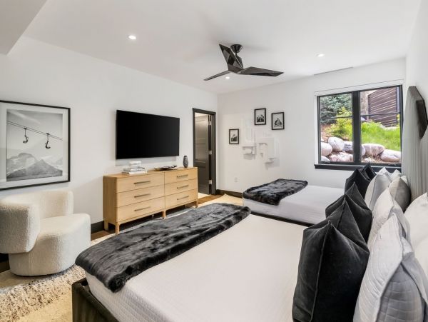 Modern 4 Bedroom Vacation Condo in Avon