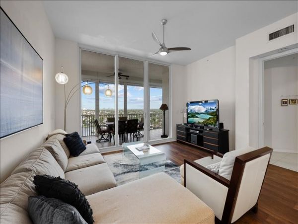 Naples Vacation Condo Three Bedroom Walk to Beach