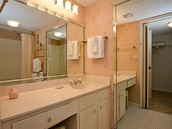 Lovely 2 Bedroom Vacation Condo Full Ocean Views