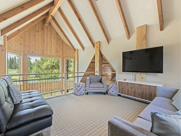 Nestled Between Down Town Truckee & Tahoe Lakes