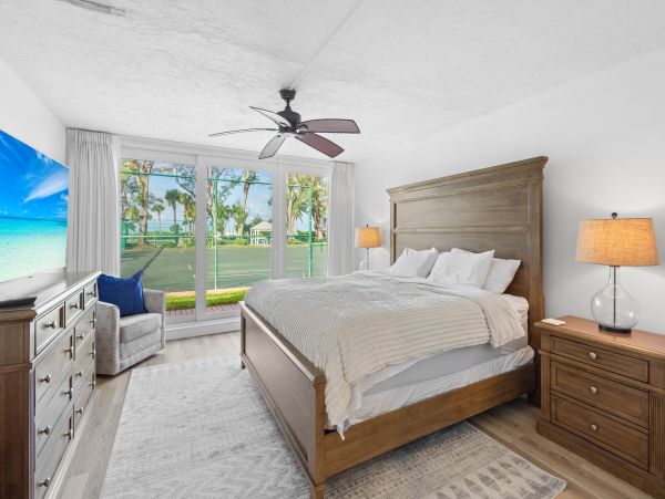 Longboat Key Beachfront Condo 3-Bedroom Plus Den Vacation Rental with Resort Amenities
