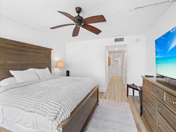 Longboat Key Beachfront Condo 3-Bedroom Plus Den Vacation Rental with Resort Amenities