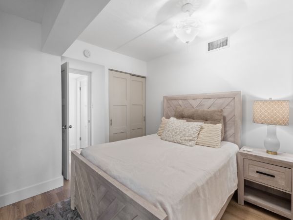 Longboat Key Beachfront Condo 3-Bedroom Plus Den Vacation Rental with Resort Amenities