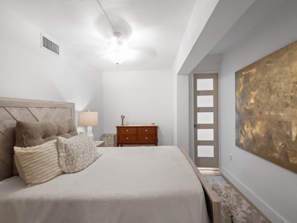 Longboat Key Beachfront Condo 3-Bedroom Plus Den Vacation Rental with Resort Amenities