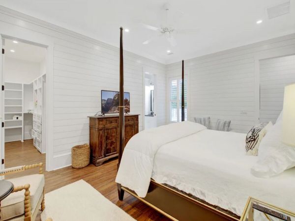 Isle of Palms Luxury Vacation Home 6 Bedrooms Walk to Beach