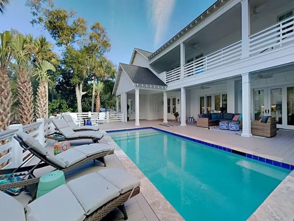 Isle of Palms Luxury Vacation Home 6 Bedrooms Walk to Beach