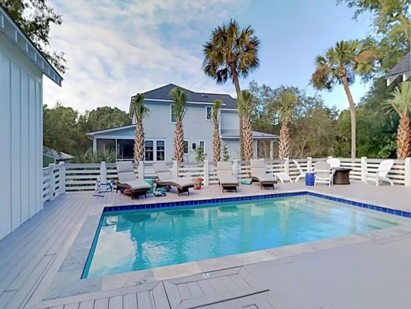 Isle of Palms Luxury Vacation Home 6 Bedrooms Walk to Beach