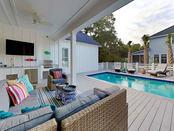 Isle of Palms Luxury Vacation Home 6 Bedrooms Walk to Beach