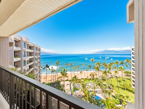 Escape to Paradise in Maui: Charming Oceanfront Condo with Unmatched Views