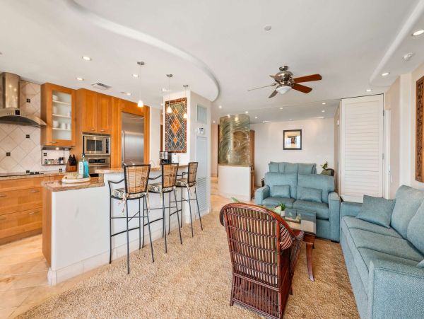 Escape to Paradise in Maui: Charming Oceanfront Condo with Unmatched Views