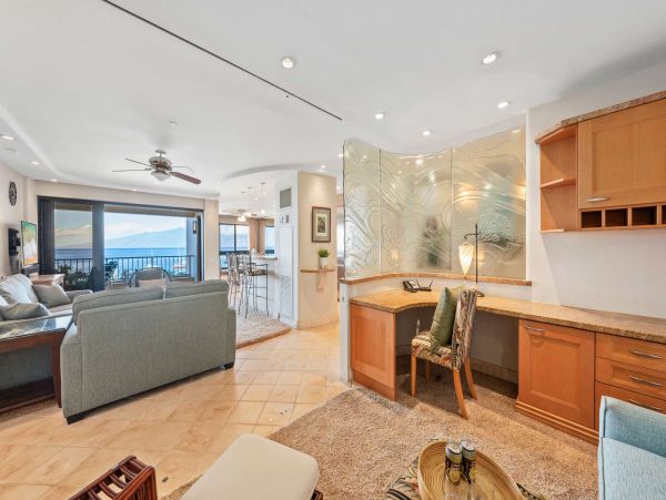 Escape to Paradise in Maui: Charming Oceanfront Condo with Unmatched Views