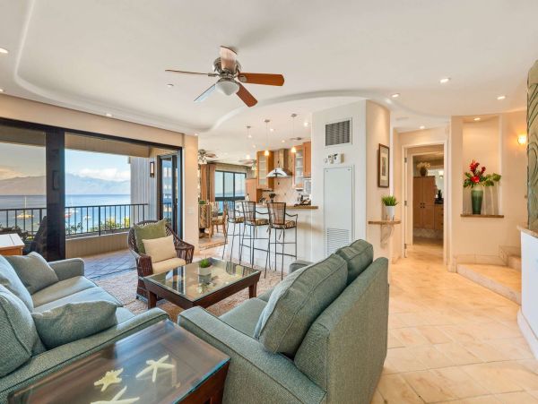 Escape to Paradise in Maui: Charming Oceanfront Condo with Unmatched Views
